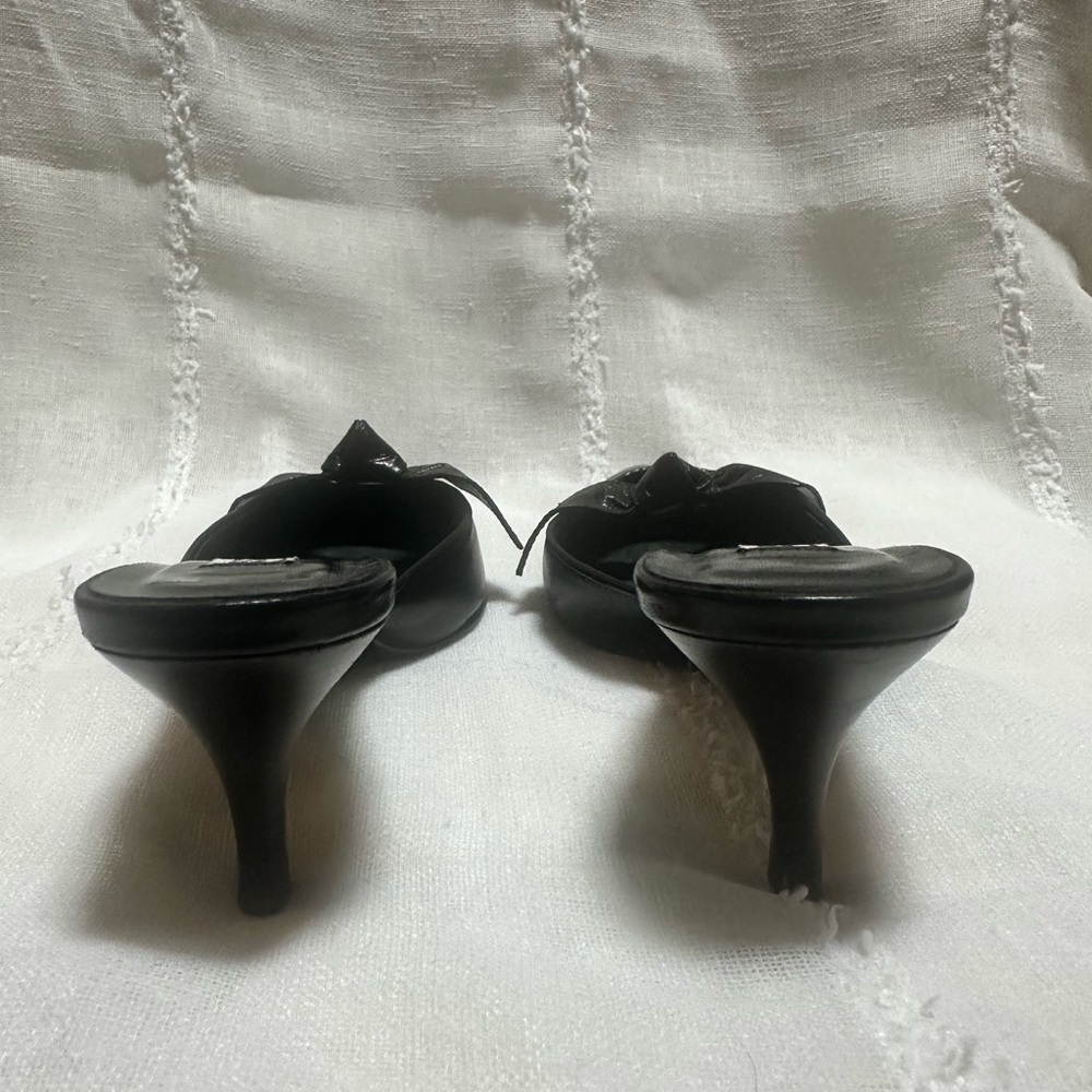 Isaac Mizrahi Black Pointed-Toe Kitten Heels with Bow detail Made in Italy - Picture 4 of 9